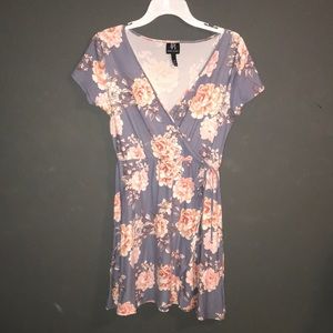 🌷Derek Heart Floral Wrap dress🌷